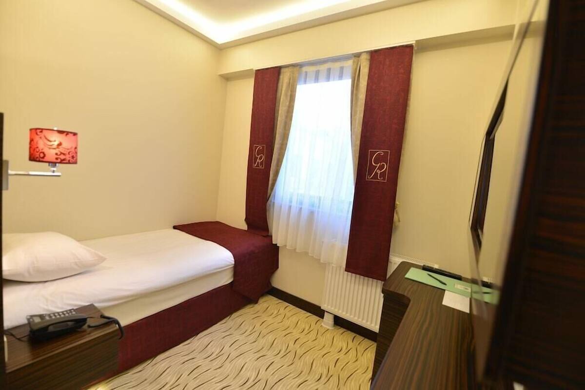 Minibar, odada kasa, masa, ses yalıtımı 