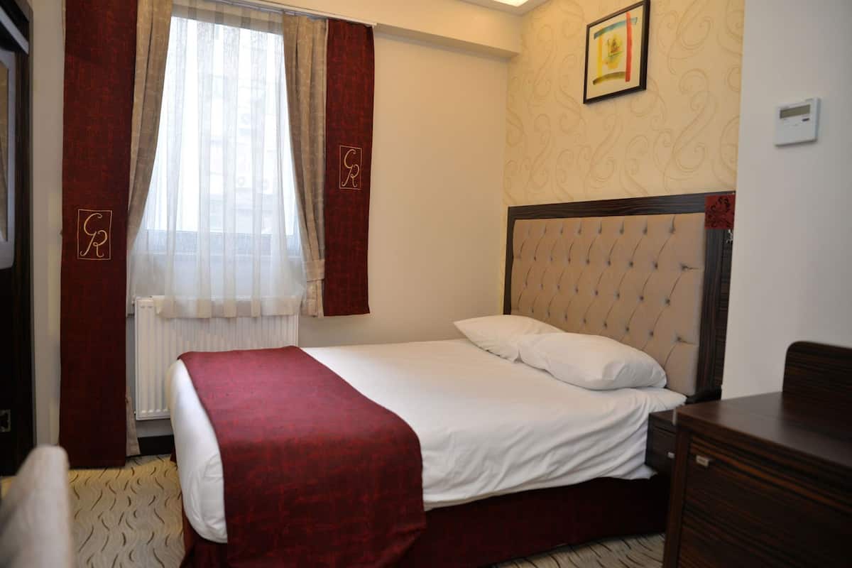 Minibar, odada kasa, masa, ses yalıtımı 