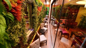 A restaurant with a green wall and seating area. - Golden Siyav Hotel (Istanbul)