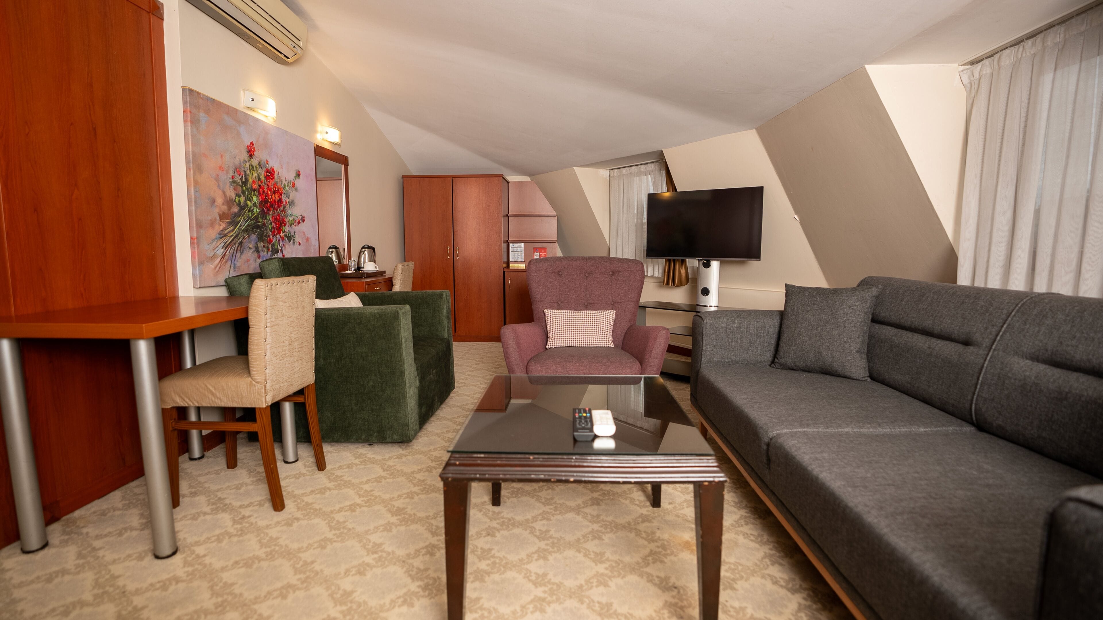 suite | 1 bedroom, minibar, in-room safe, desk