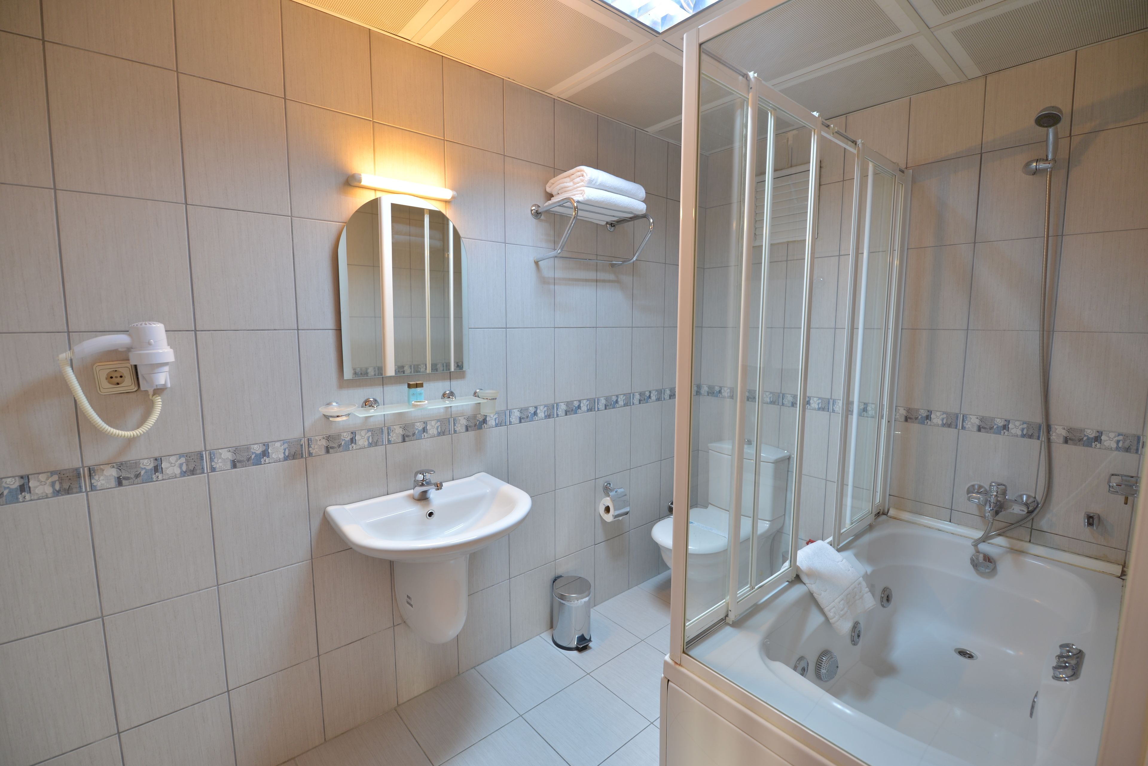 suite | jetted bathtub