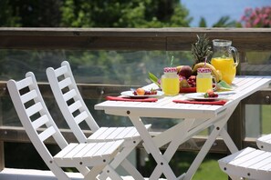 2 من المطاعم، حيث تُقدم وجبات الإفطار، الغداء، العشاء، الأطباق العالمية