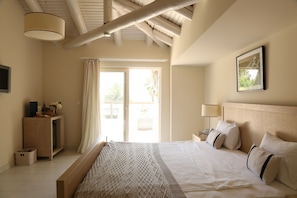 Minibar, caja de seguridad en la habitación y escritorio