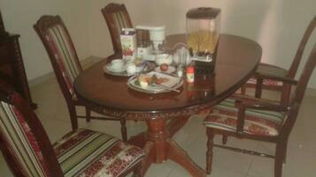 Sarapan Eropah setiap hari (USD 6 seorang)