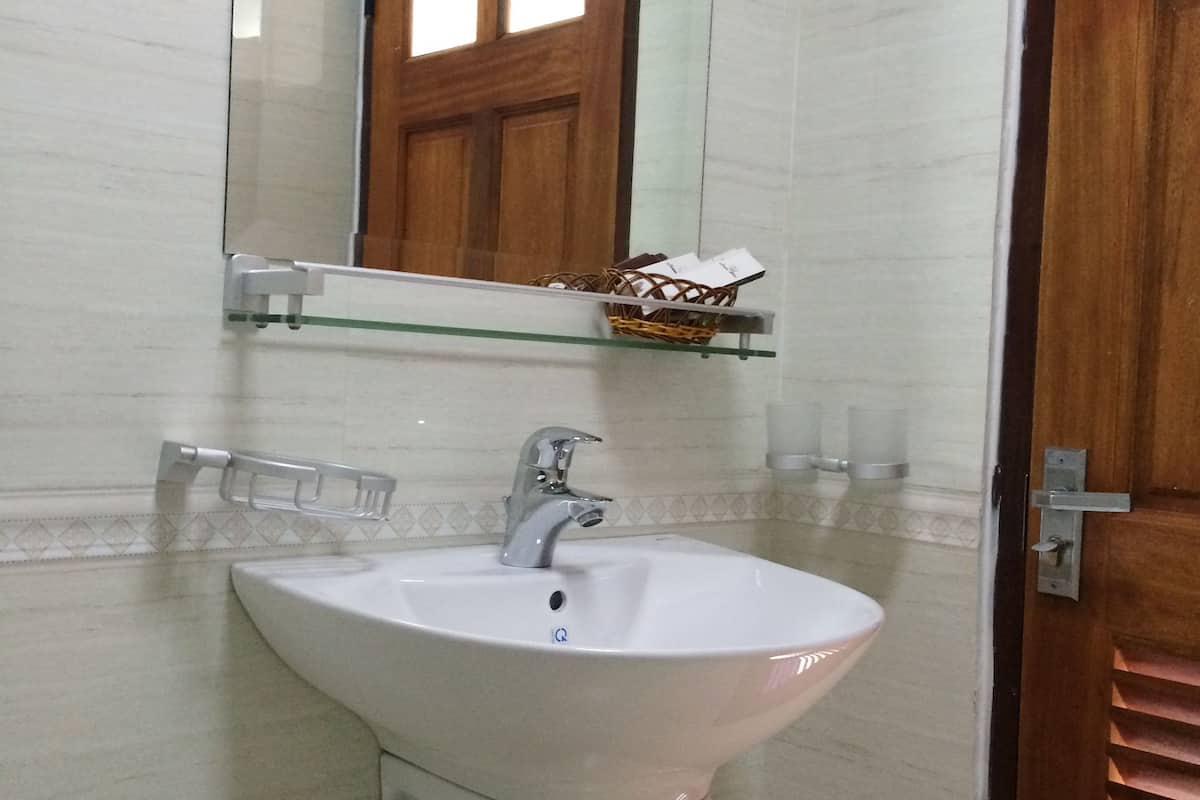 family room | 1 bedroom, premium bedding, pillow-top beds, minibar