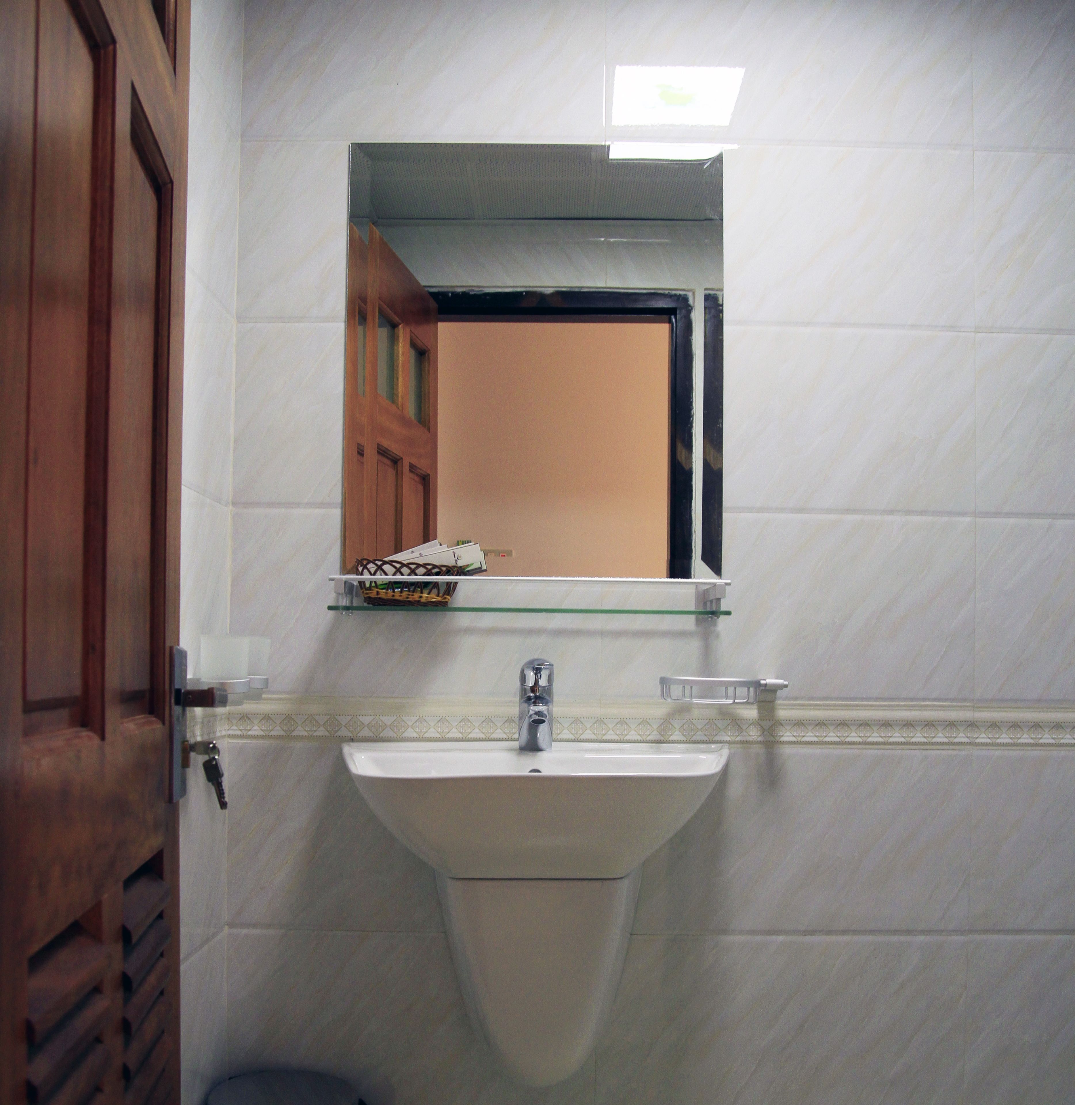 deluxe twin room | bathroom sink