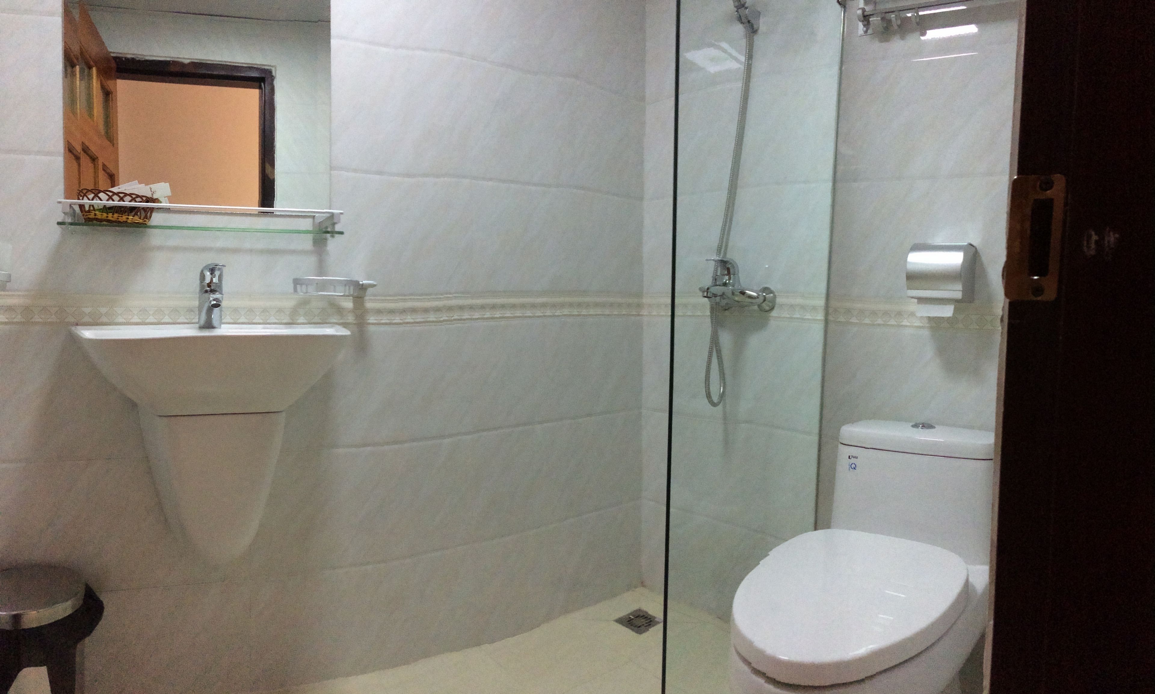 deluxe twin room | bathroom | shower, free toiletries, hair dryer, slippers