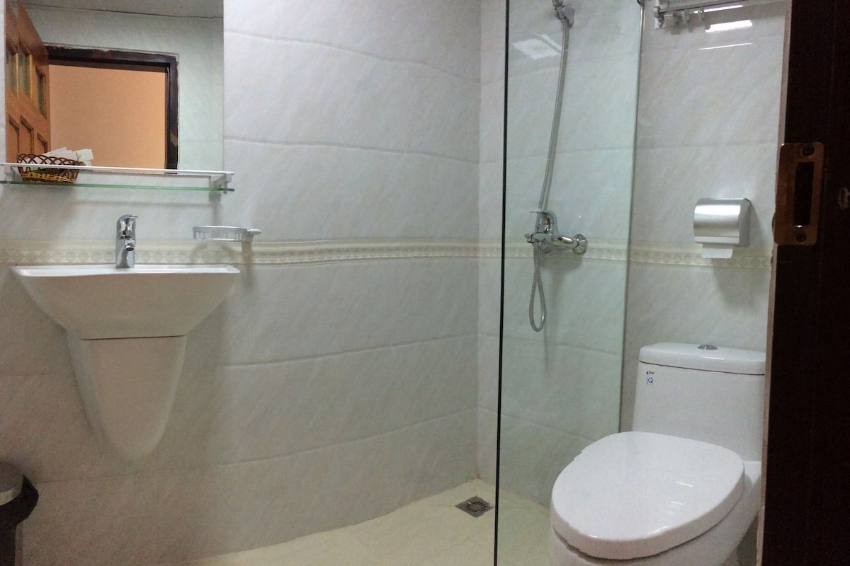 deluxe twin room | bathroom | shower, free toiletries, hair dryer, slippers