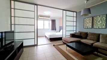 Icon Siam View Studio Apartment: Queen Bed + Sofa Bed + Working Desk + Non-smoking | Escritorio, espacio para trabajar con un portátil, cortinas opacas