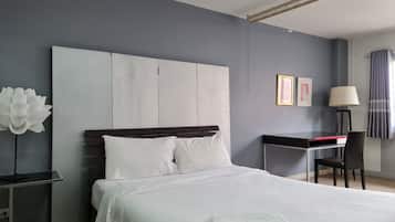 Icon Siam View Studio Apartment: Queen Bed + Sofa Bed + Working Desk + Non-smoking | Desk, laptop workspace, blackout drapes, soundproofing