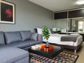 City Balcony Studio Apartment: Queen Bed + Sofa Bed + Working Desk - Sathorn Terrace Apartment (Bangkok)