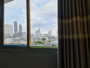 Desk, laptop workspace, blackout curtains, soundproofing - Sathorn Terrace Apartment (Bangkok)