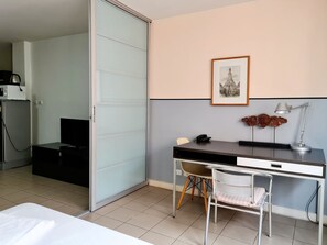 Desk, laptop workspace, blackout curtains, soundproofing - Sathorn Terrace Apartment (Bangkok)