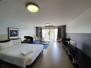 City Balcony Studio Apartment: Queen Bed + Sofa Bed + Working Desk | Desk, laptop workspace, blackout drapes, soundproofing - Sathorn Terrace Apartment (Bangkok)