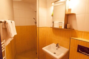 Regadera, amenidades de baño gratuitas, secadora de cabello, toallas