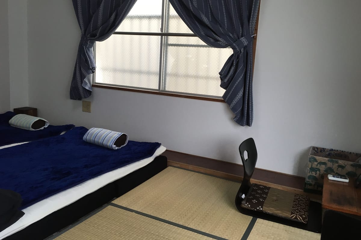 Economy Twin Room | In-room safe, WiFi (free)