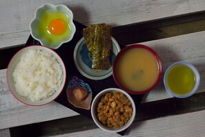 Breakfast area - Music Uni Street Backpackers Hostel (Toyonaka)