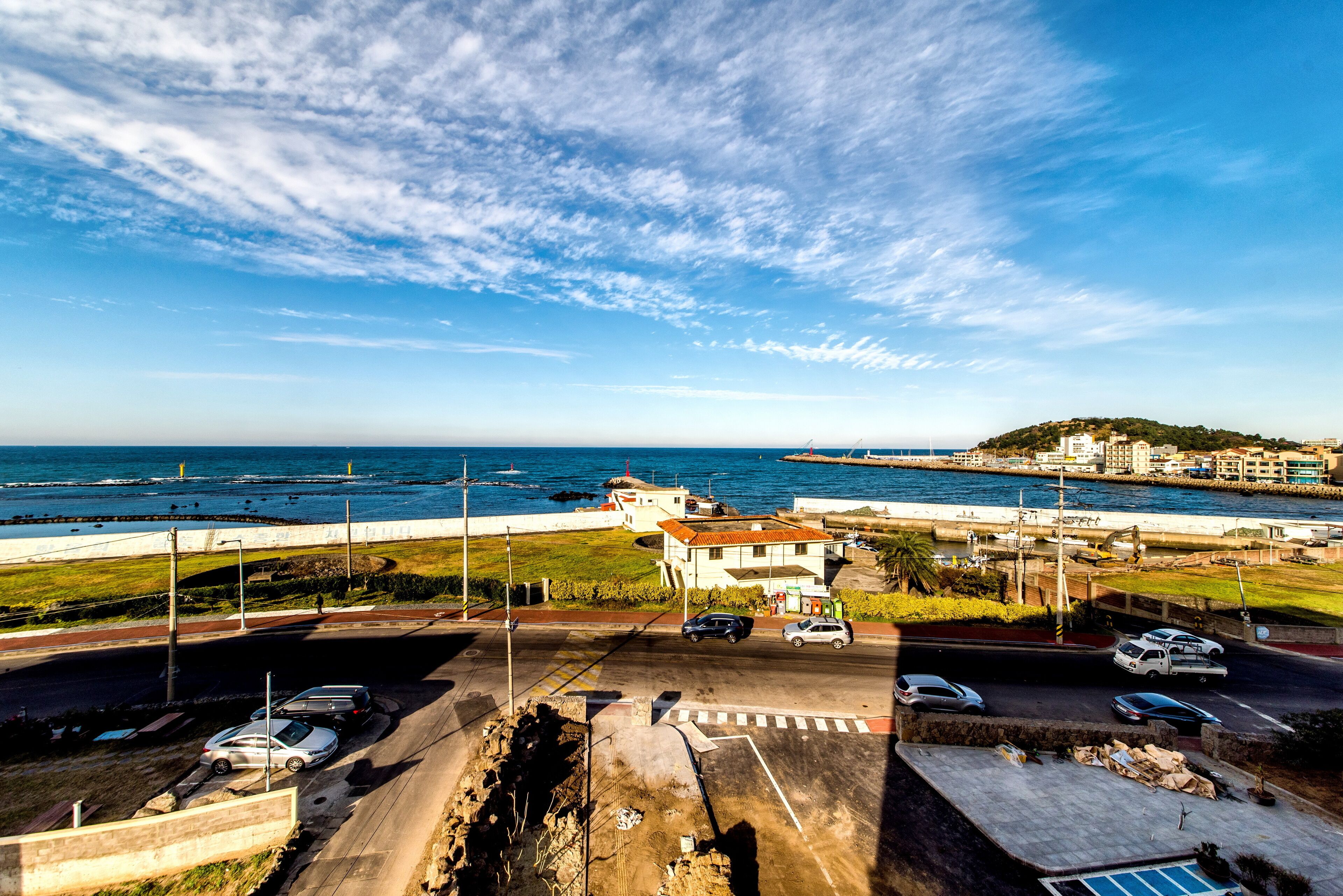 deluxe twin room, sea facing | desk, free wifi, bed sheets