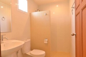 Standard Room | Bathroom | Shower, free toiletries, towels - Malee Sirin Old Town Resort (Ko Lanta)