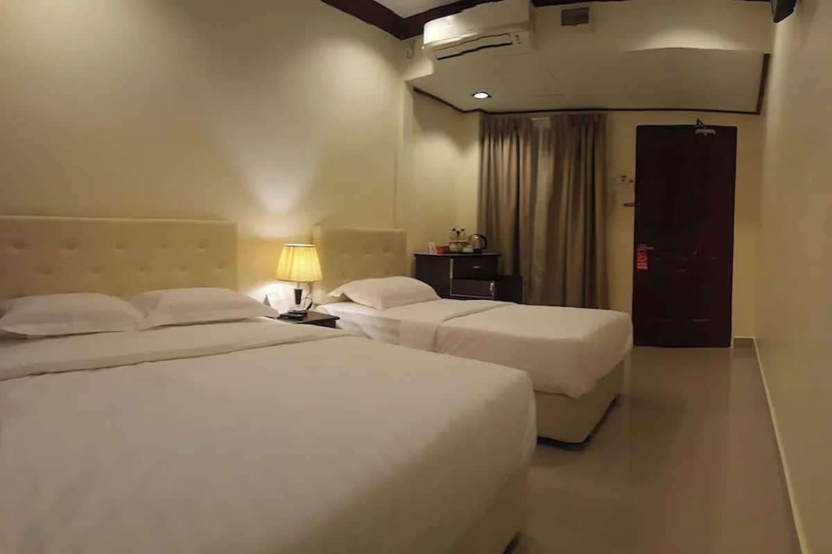 Ropa de cama de alta calidad, minibar y tabla de planchar con plancha