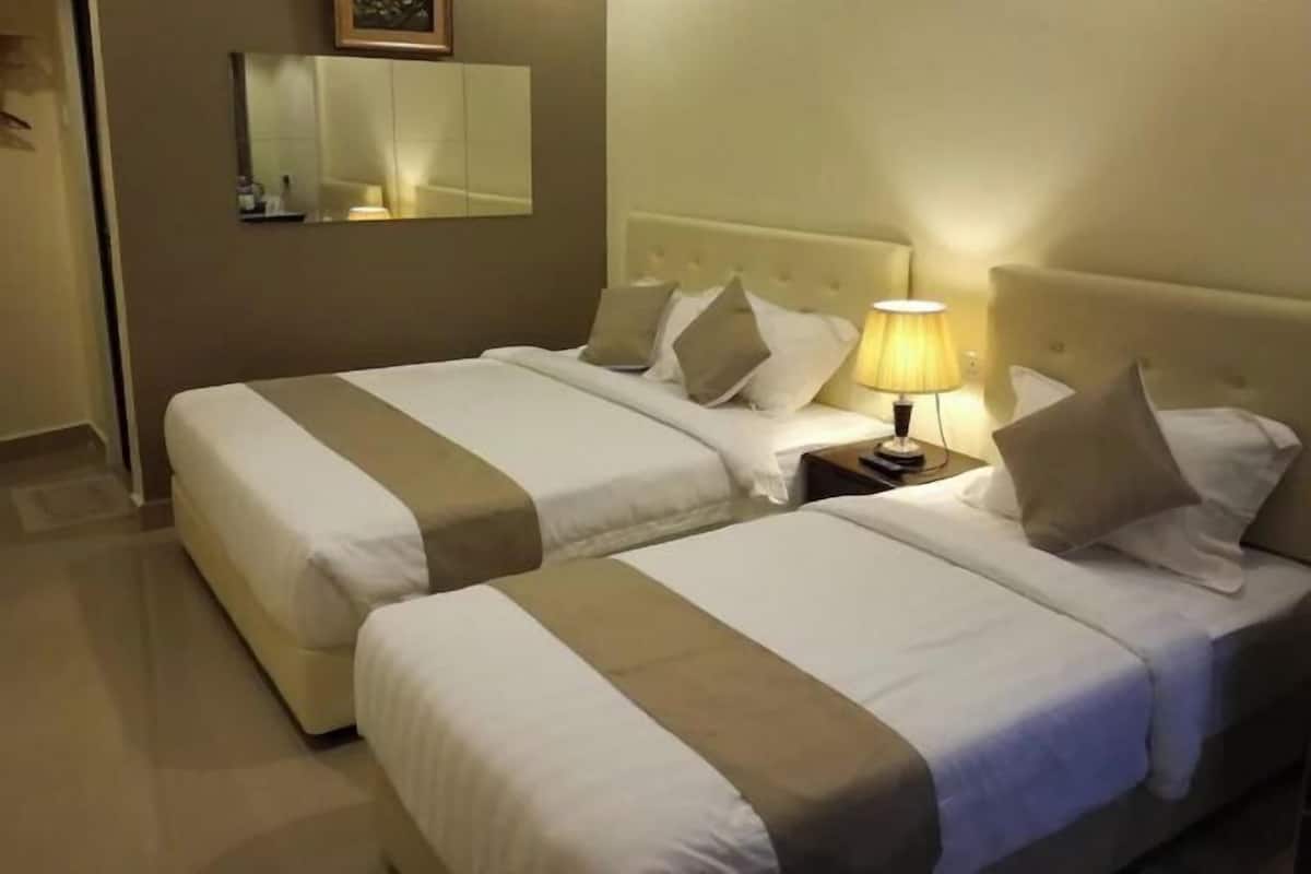 Ropa de cama de alta calidad, minibar y tabla de planchar con plancha