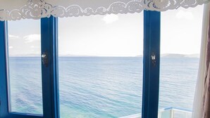 A room with three windows overlooking a body of water. - Uzum Iskelesi Butik Otel (Karaburun)