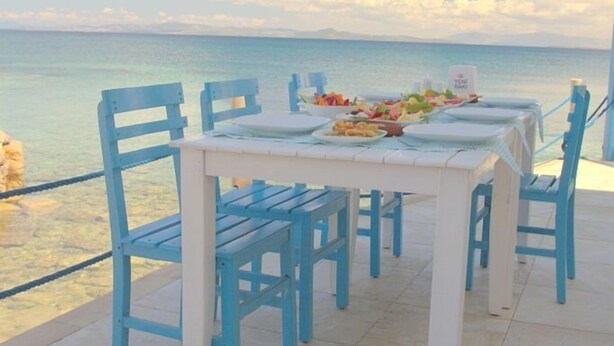 A table set for two with a view of the sea. - Uzum Iskelesi Butik Otel (Karaburun)