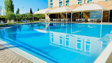 Außenpool, geöffnet von 09:30 Uhr bis 19:00 Uhr, Liegestühle