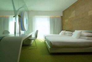 Minibar, caja de seguridad en la habitación y escritorio 