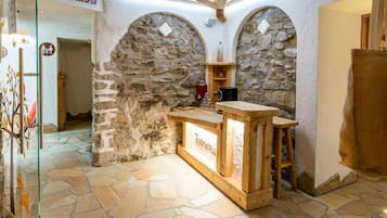 Sauna, bain Ă  remous, massages aux pierres chaudes