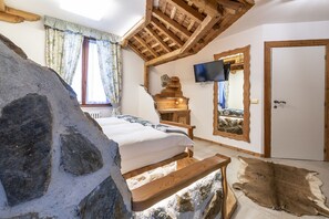 Family Quadruple Room, Balcony | In-room safe, desk, free WiFi, bed sheets - Hotel Arcangelo 3 Stelle Superior (Pellizzano)