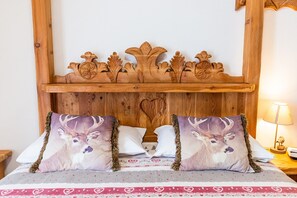 ห้องดับเบิล, ระเบียง | ตู้นิรภัยในห้องพัก, โต๊ะทำงาน, Wi-Fi ฟรี, ผ้าปูที่นอน