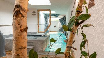 Sauna, bain Ă  remous, massages aux pierres chaudes