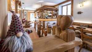 Un restaurant à l’ambiance chaleureuse, avec un mobilier en bois et un bar central.