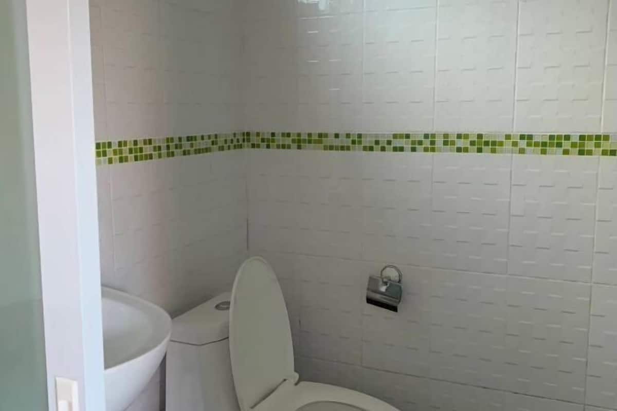 バスルーム | レインフォールシャワー、バスアメニティ (無料)、ヘアドライヤー、タオル