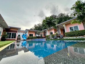 Deluxe Pool Access View | Safe på rommet, skrivebord, blendingsgardiner og wi-fi (inkludert)