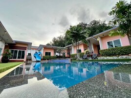 Deluxe Pool Access View | Caja fuerte, escritorio, cortinas opacas y wifi gratis