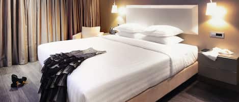 SAZ Suite with Panoramic City and Lake view | 1 bedroom, premium bedding, minibar, in-room safe