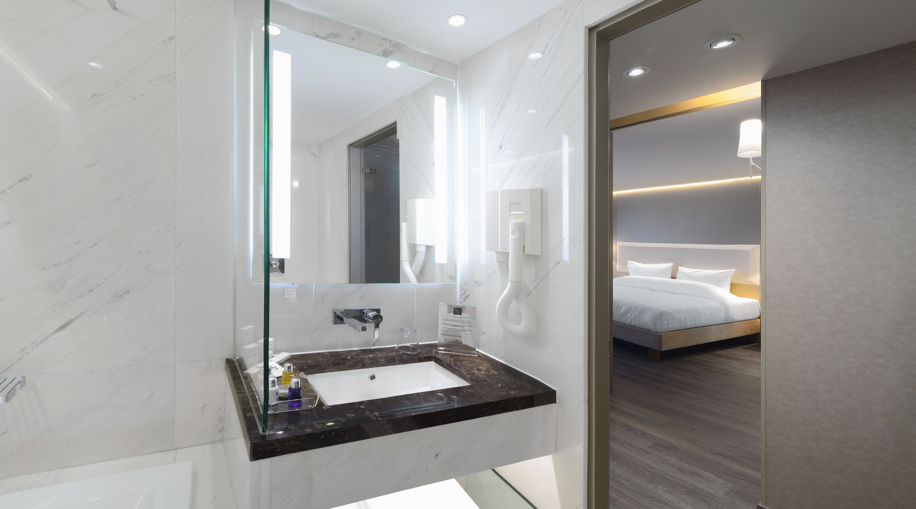 junior suite, city view | bathroom | shower, free toiletries, slippers, towels