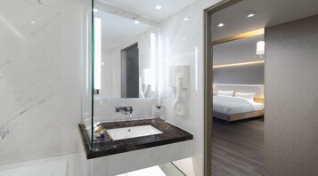 Ducha, artículos de tocador gratuitos, pantuflas, toallas