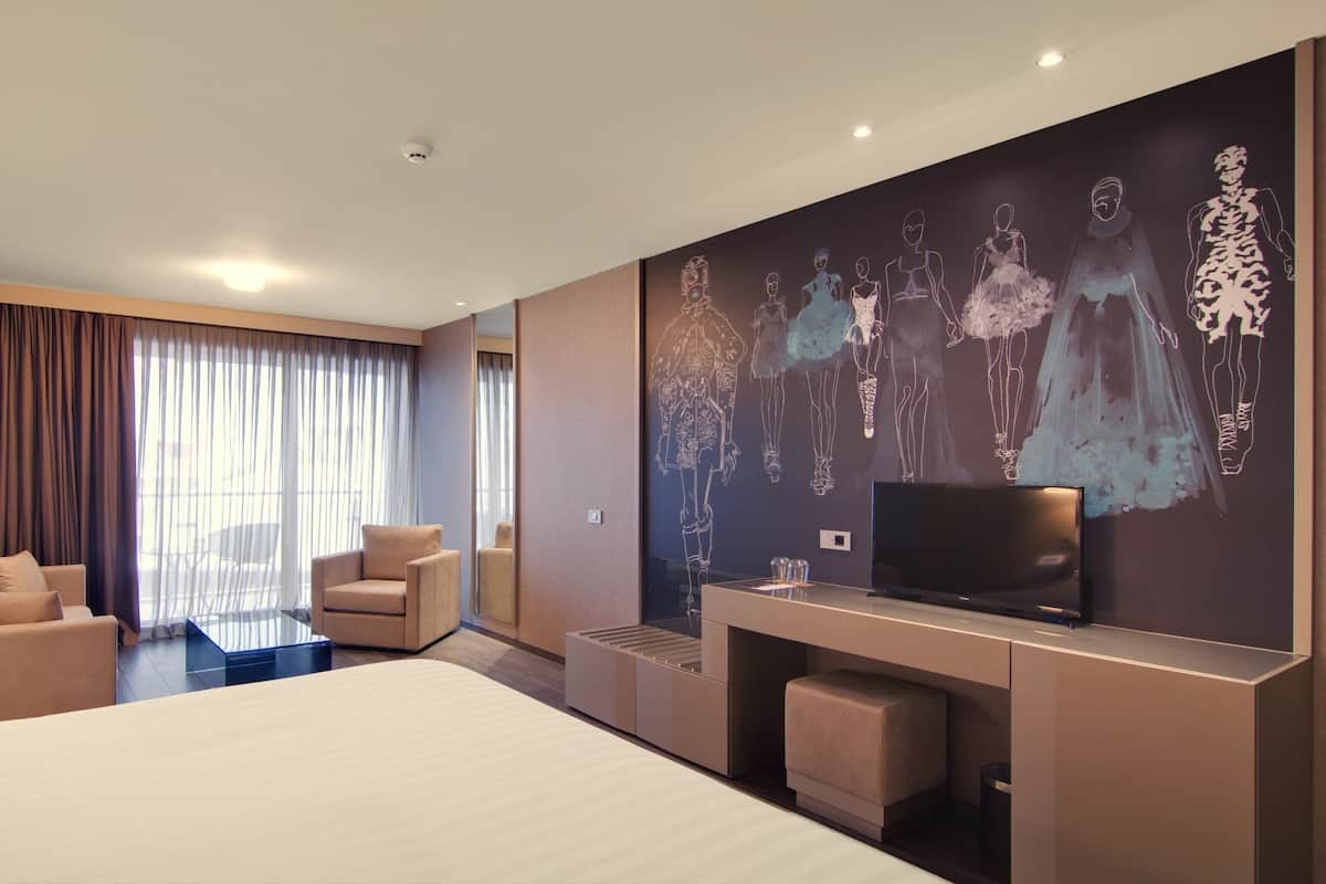 Junior suite, uitzicht op stad | 1 slaapkamer, luxe beddengoed, een minibar, een kluis op de kamer