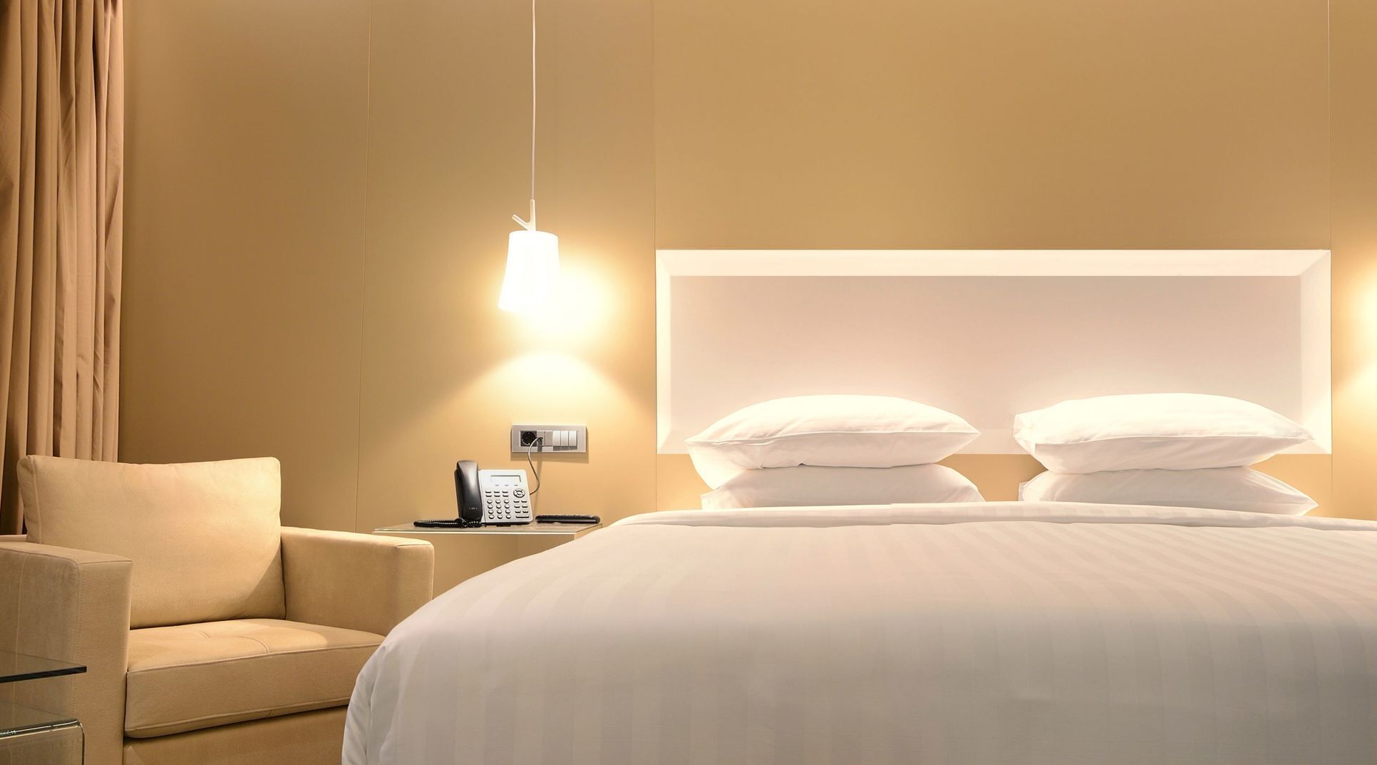Hochwertige Bettwaren, Minibar, Zimmersafe, Schreibtisch