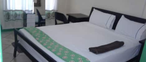 Economy Double Room | Desk, free WiFi
