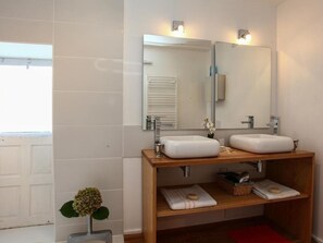 Comfort maisonnette, privébadkamer, uitzicht op zwembad | Badkamer