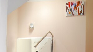 A wooden staircase with a handrail leading to a door. - Bed & Breakfast Comfort House Olten - Lostorf (Lostorf)