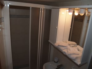 Double Room, Ensuite | Bathroom | Shower, towels - Osteria Anzonico (Faido)