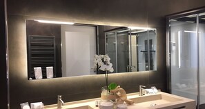 Shower, free toiletries, hair dryer, bidet - Private Luxury Suite (Rome)