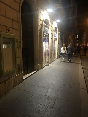 Apartment 4 Persons - V. del Corso 97 | View from room - Private Luxury Suite (Rome)