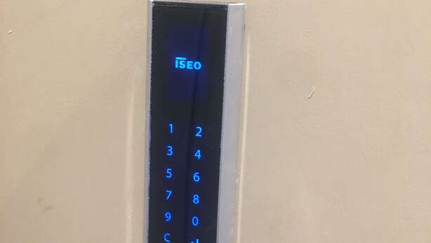 高級寝具、羽毛の掛け布団、セーフティボックス (室内)、デスク