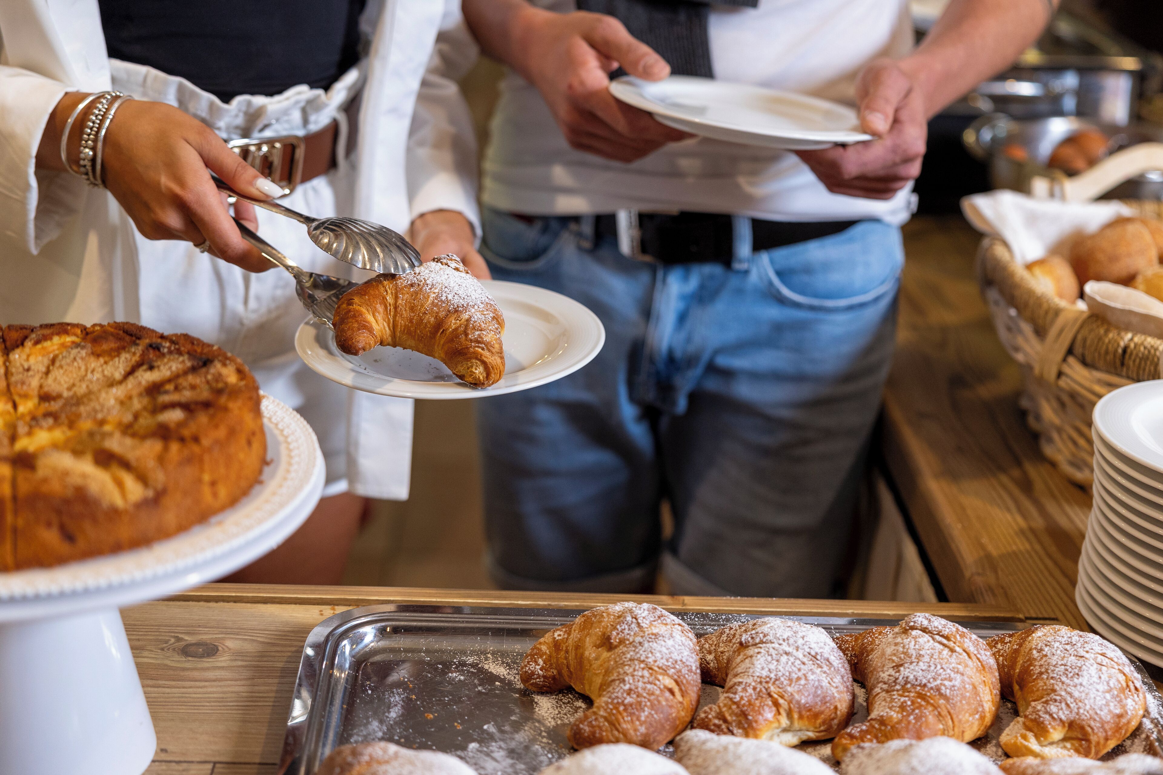 Un buffet proposant une variété de pâtisseries et un grand gâteau exposé.
